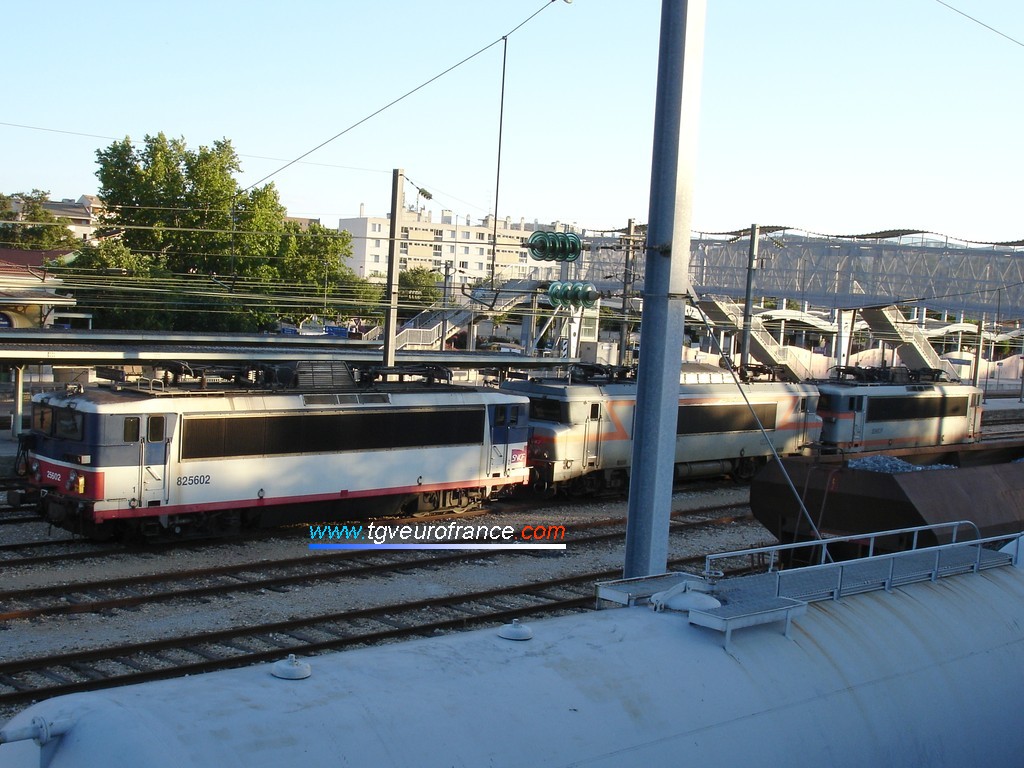 Three electric locomotives in the Aubagne station (two BB 25500 locomotives and one BB 22200 locomotive)