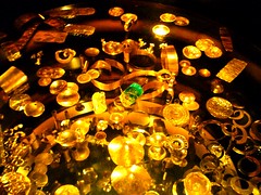 Conjunto de piezas de oro y esmeralda , Museo del Oro Bogotá Colombia
