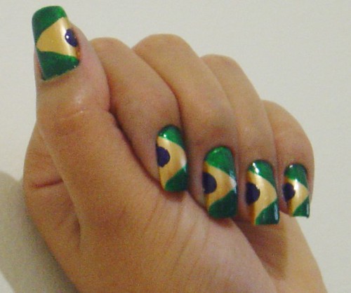 unhas decoradas com as cores do brasil