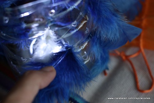 Farol de plumas azules y leds con botellas de plástico recicladas