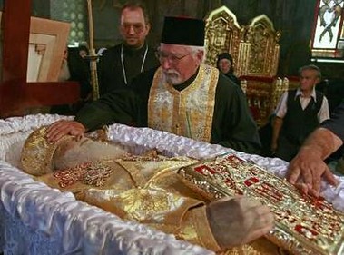 Priests mourn the death of Romania's Orthodox Patriarch Teoctist at the Patriarchal Cathedral in Bucharest August 2, 2007.