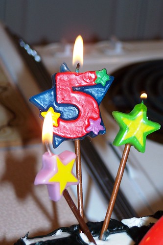 Happy Birthday Gooooogle!!!!! Five - English | Lima - Tagalog | Vijf - Dutch