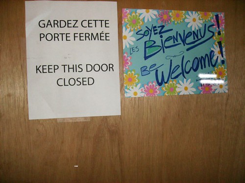 GARDEZ CETTE PORTE FERMEE - KEEP THIS DOOR CLOSED/ SOYEZ LES BIENVENUS! BE WELCOME!