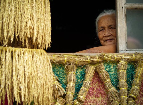 elderly woman window  Buhay Pinoy Philippines Filipino Pilipino  people pictures photos life Philippinen  菲律宾  菲律賓  필리핀(공화국)     