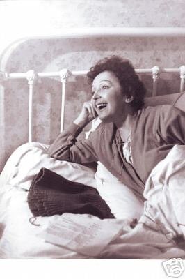 Édith Piaf knitting 3