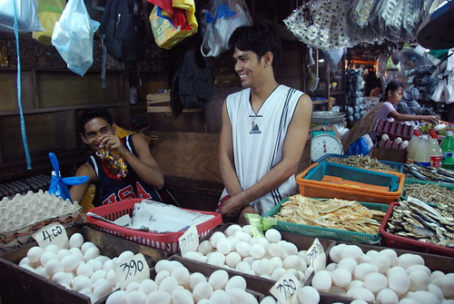 Philippinen  菲律宾  菲律賓  필리핀(공화국) Pinoy Filipino Pilipino Buhay  people pictures photos life Imus, Cavite, Philippines eggs man vendor market indoor  