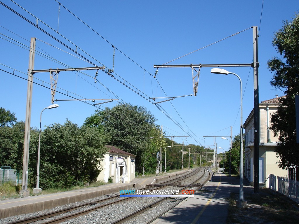 Vue des quais voyageurs à Saint-Chamas avec les poteaux caténaire 1500V DC