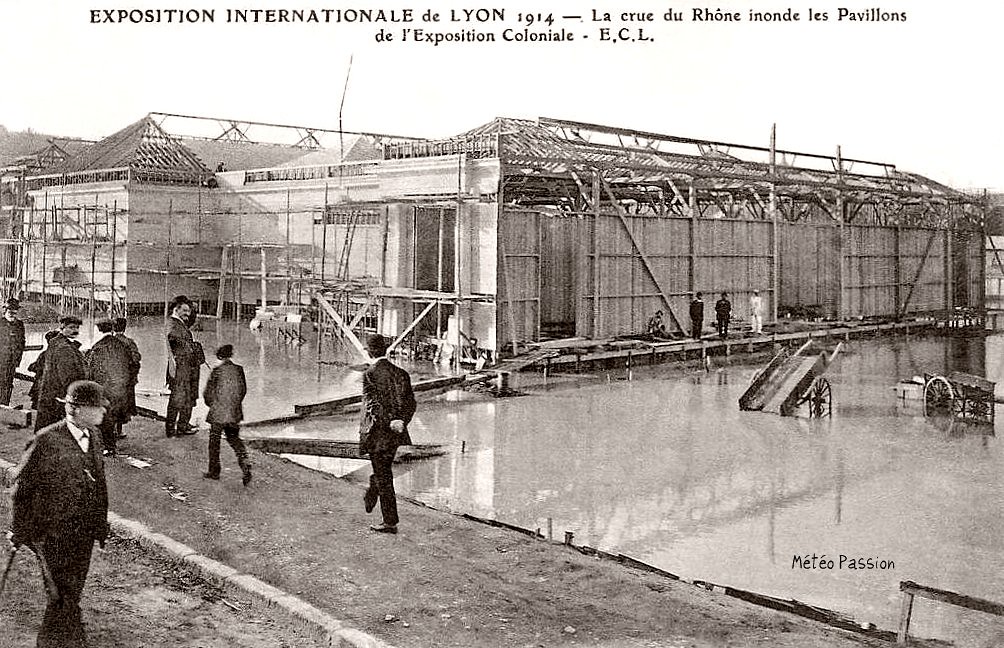 bâtiments de l'exposition coloniale de Lyon inondés en 1914