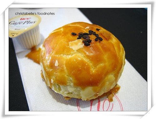yamazaki蛋黃酥 (yolk mooncake)