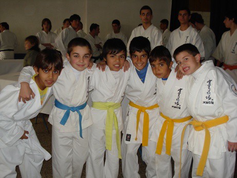 Alumnos de la Esc. de Karate de Estudiantes 