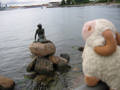 Looking at the Little Mermaid - Youssouf in Copenhagen, Denmark - 16 August 2007
