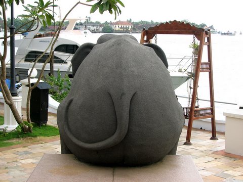 sitting elephant taj malabar hotel kochi kerala