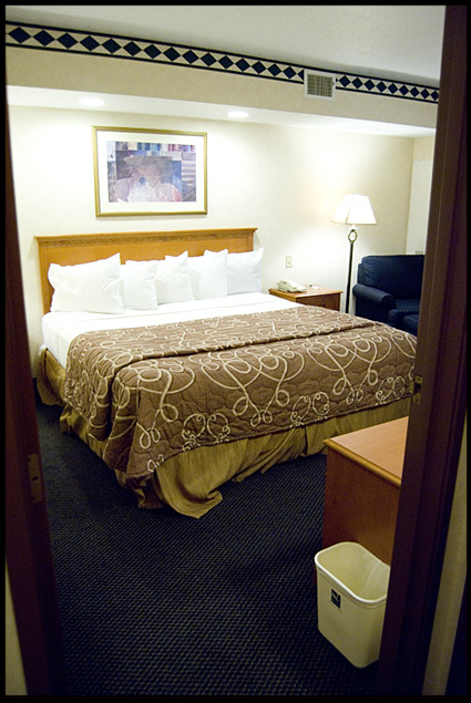 quality-guest-suites-bedroom