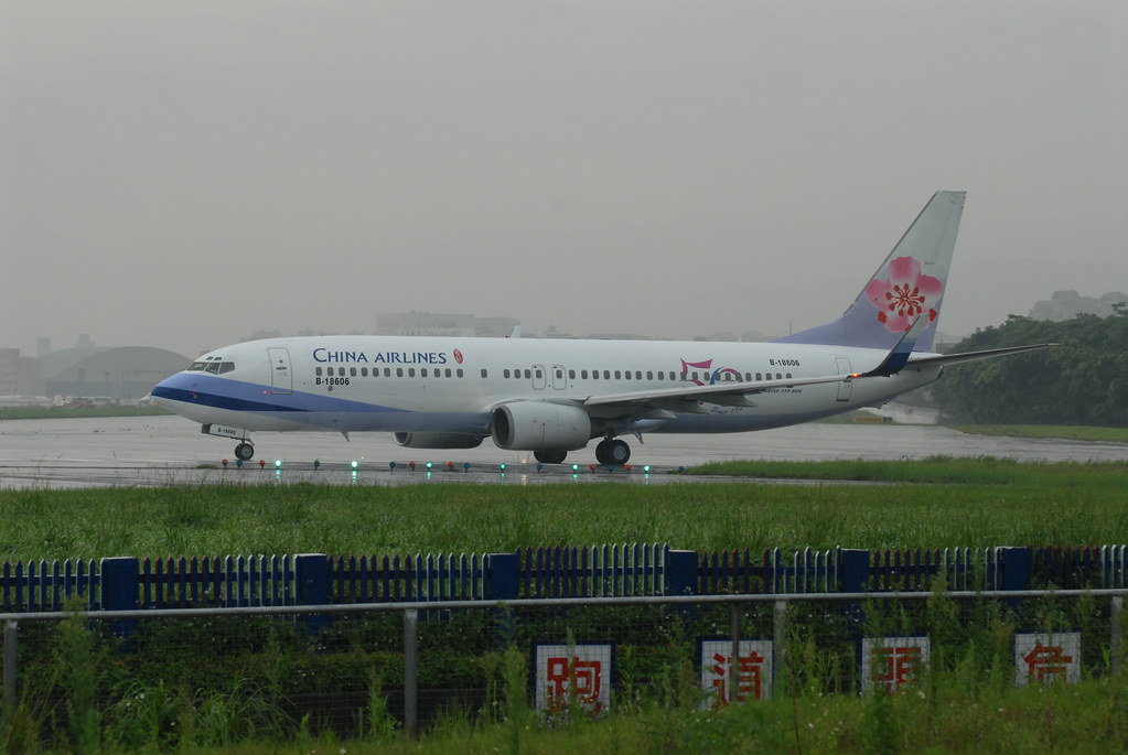 China Airlines Boeing 737-800 B-18606