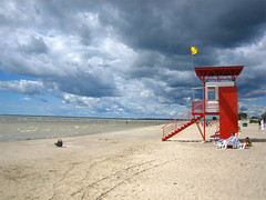 Strand på estländska hälsoorten Pärnu