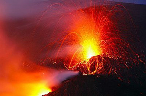 995319796 ab315ef97e Danger and Beauty of Hawaiian Volcanoes