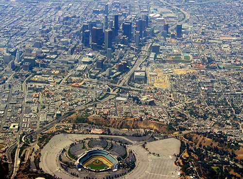 フリー画像|人工風景|建造物/建築物|街の風景|ビルディング|野球場/スタジアム|ドジャースタジアム|アメリカ風景|ロサンゼルス|フリー素材|