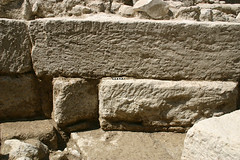Massif d’ancrage du côté de l'amont : traces de ciselure sur le montant gauche et sur le lit d’attente de la pierre de la seconde assise