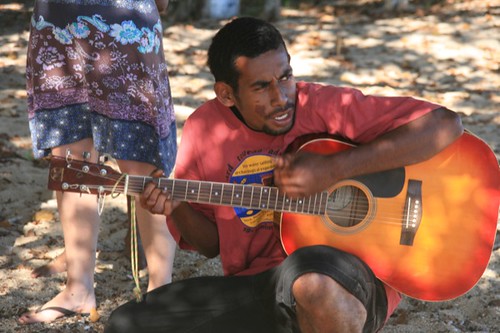 Chitarrista Fijiano canta Isa Lei