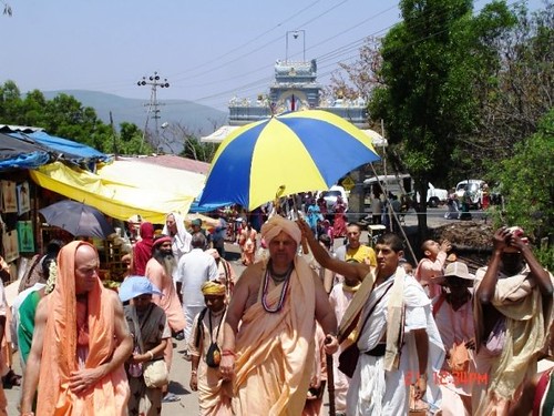 H H Jayapataka Swami in Tirupati 2006 - 0027 por ISKCON desire  tree.