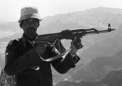Etiópe con un Ak- 47 (Foto Dave Davies, Flickr)