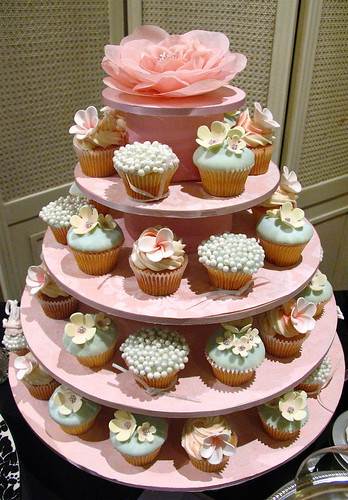 A Unique Bird Wedding Cake USA Your weddingcom Cupcake Wedding Cake