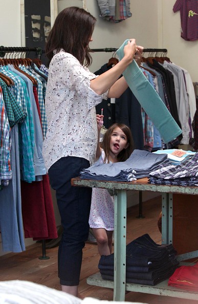 Katie+Holmes+Daughter+Suri+Out+Shopping+Los+pOQkyC3KueGl by CelebrityFamily
