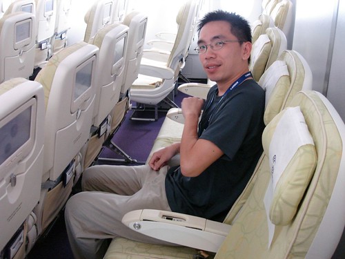 經濟艙座位就連185CM的旅客也有足夠的腿部伸展空間