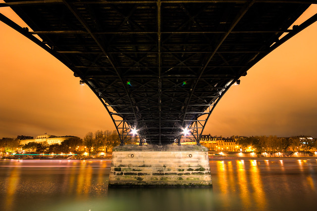 Sous le Pont des Arts, Paris par Franck Vervial