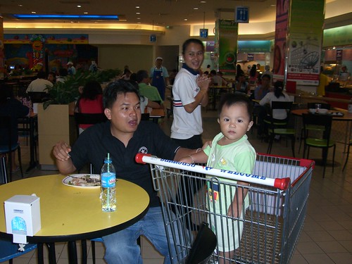 This is how Thais transport kids in shopping malls ©  S Z