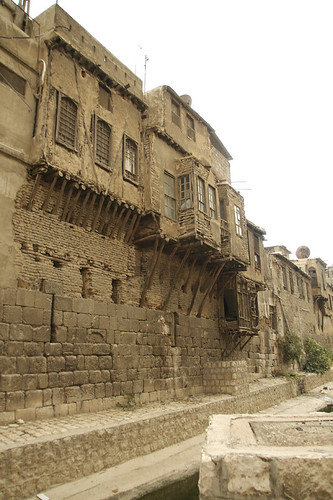Vue des maisons construites sur la muraille nord en bordure du Baradâ