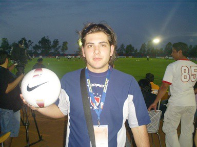 Danilo Sánchez con la pelota oficial de la Copa America