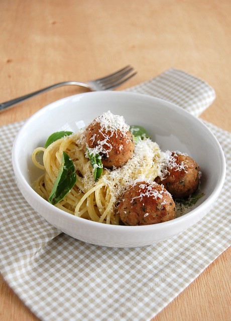 Pesto pasta and tuna “meatballs” / Espaguete ao pesto com almôndegas de atum