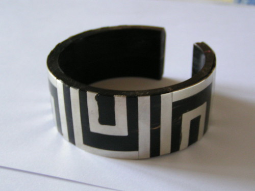 Armband i svart/silver.
