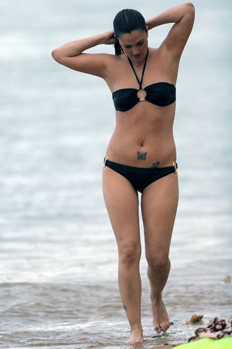 Drew Barrymore in black bikini on a Hawaii beach 2007