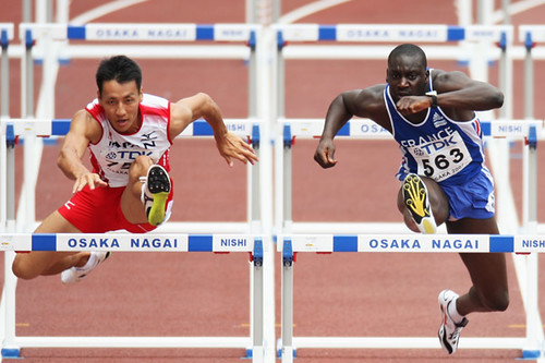 IAAF.org - le Japonais Tasuku Tanonaka et le Français Ladji Doucoure dans les séries du 110m Haies