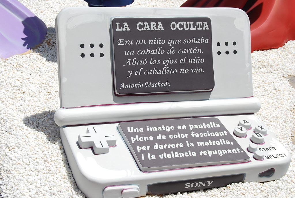 Crítica a los videojuegos en las Hogueras de Alicante 2010 016