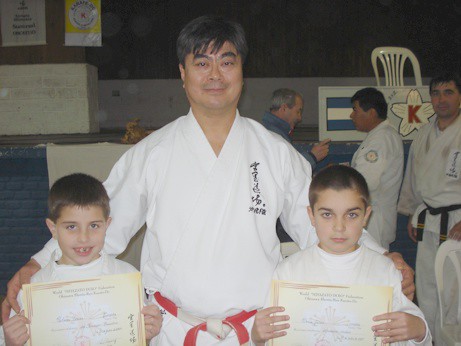 Alumnos de la Esc. de Karate de Hernando junto al Instructor