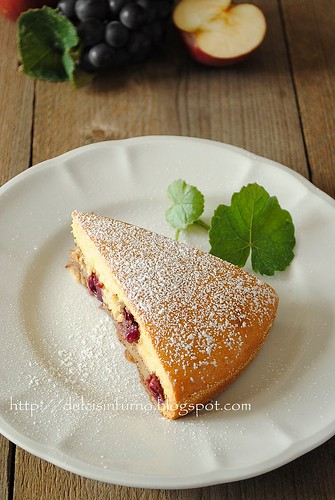 Torta di Mele e Uva Fragola-Apple and Strawberry Grape Cake
