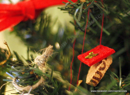 Manualidades Navidad: Adorno de árbol de Navidad con corcho y recortes de fieltro