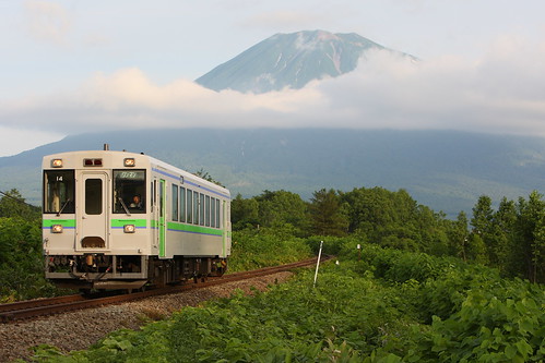 Kiha150 diesel train and Mt. Yoteizan