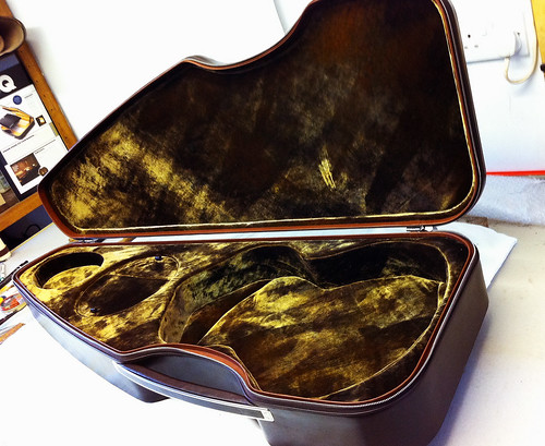 Calder Barenia classical guitar case open