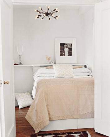Ideas for small spaces: White bedroom + calm neutral palette + dramatic 