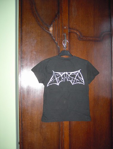 Batwings t-shirt for a medium-sized gothic girl