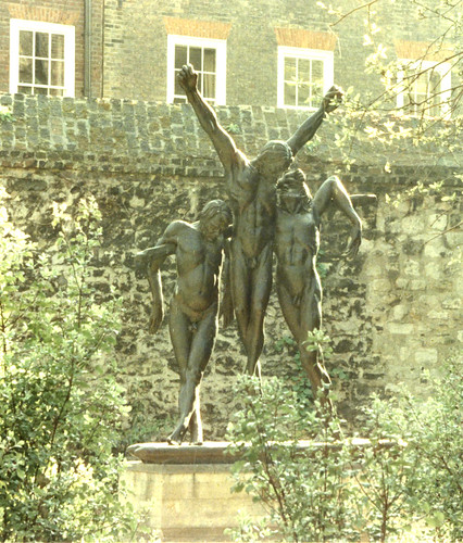 London, Westminster Abbey, College Gardens, Crucifixion, by Enzo Plazzotta {1974} 