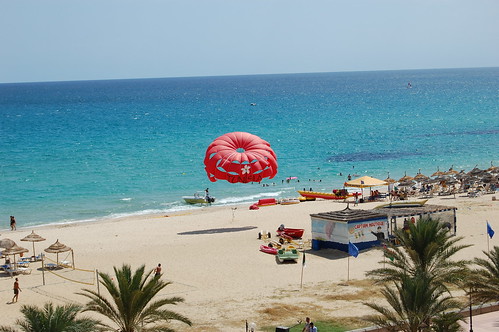 Tacky tourist resort of Hammamet Yasmine, nice beach though por Annabel Sheppey.