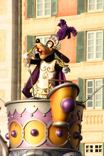 Goofy gets into the rythm by using his drum sticks to create an infectious beat!