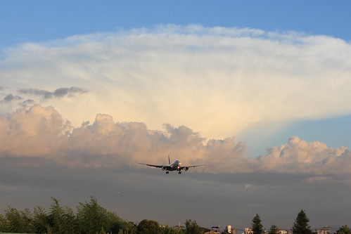 Huge cumulonimbus and the airplanes to RJOO