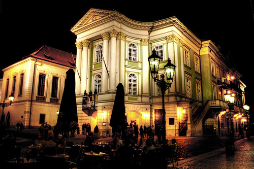 A theater at night. Prague. Un teatro por la noche. Praga
