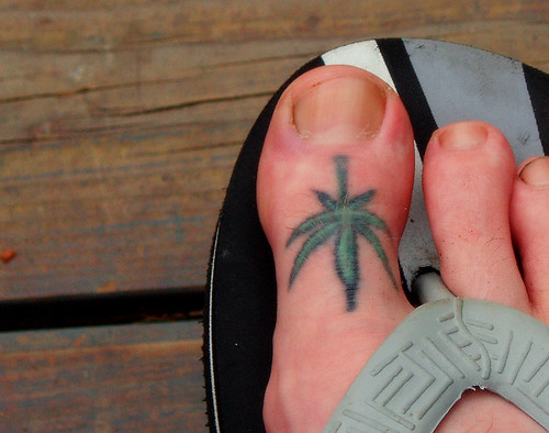 tattoo de marihuana en dedo del pie